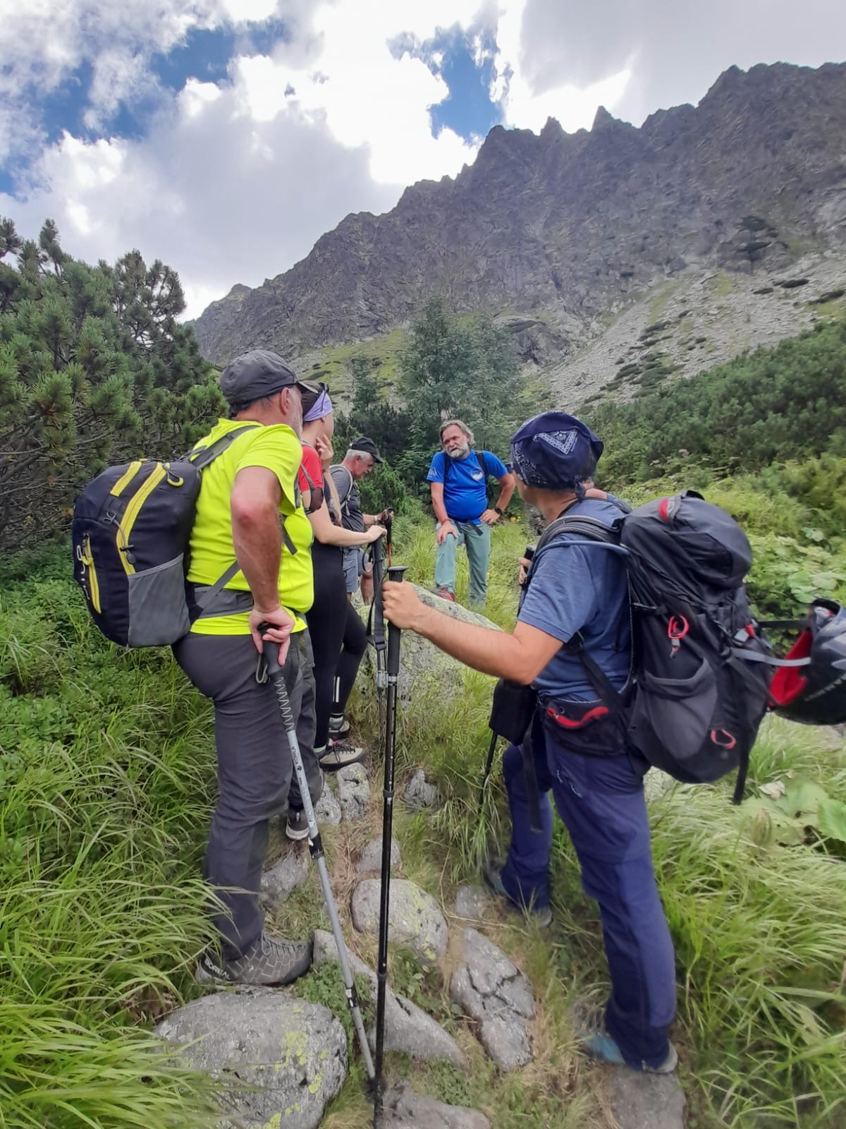 W Tatry z przewodnikiem i z kijem