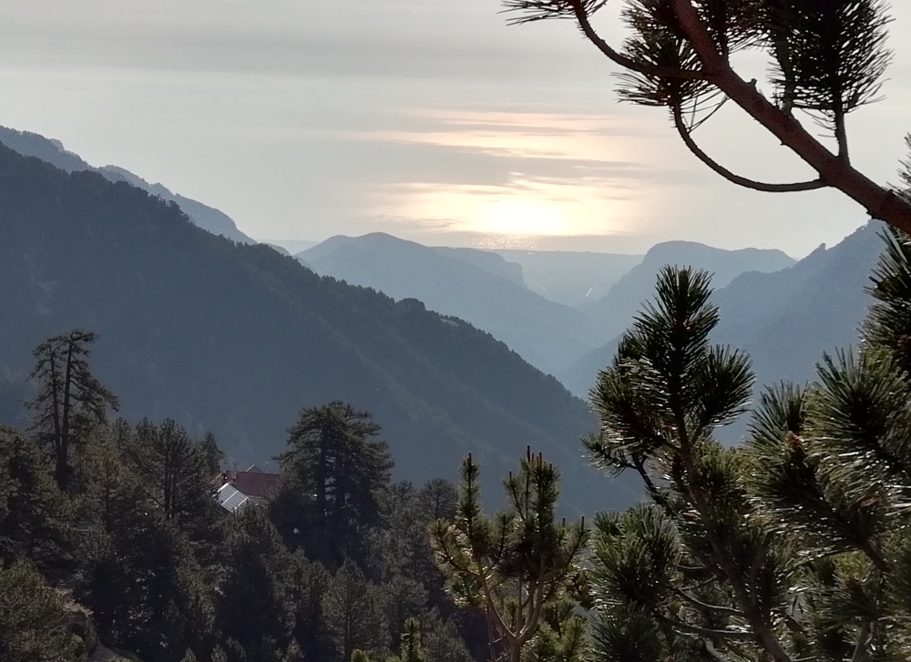 Schronisko Spilios Agapitos i morze. Schronisko Spilios Agapitos i morze.