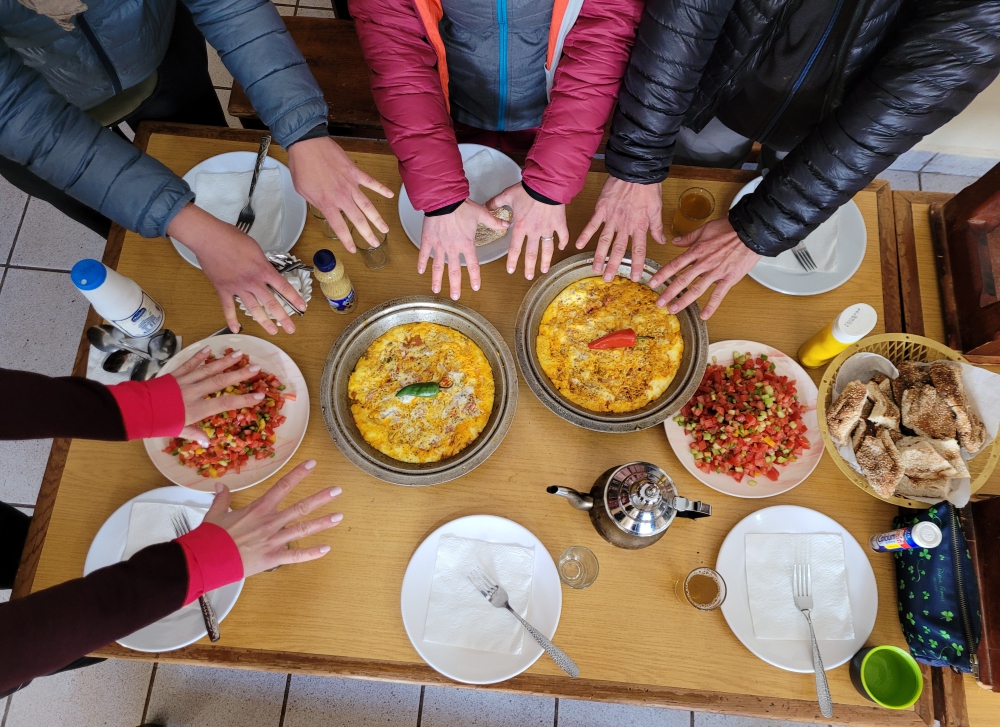 Zasłużony lancz w schronisku po zdobyciu szczytu Zasłużony lancz w schronisku po zdobyciu szczytu