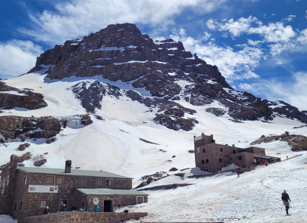 Schronisko pod Tubkalem z widokiem na żleb podejściowy oraz grań Tubkal West Schronisko pod Tubkalem z widokiem na żleb podejściowy oraz grań Tubkal West